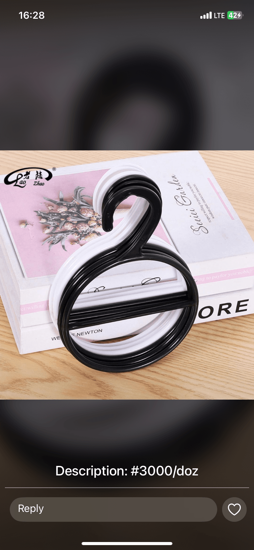 Single hole scarf hanger